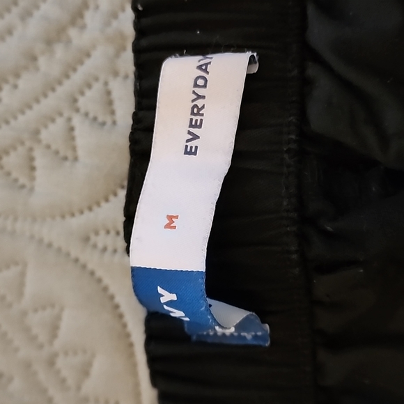 Old Navy Everyday Shorts Size Medium - Picture 3 of 3